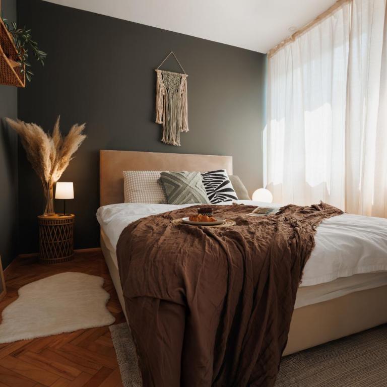 Bright Harmony with Balcony Old Town Renovated - Three-Bedroom Apartment with Balcony - 5