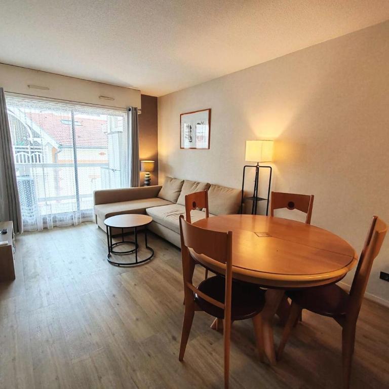 Résidence Riviera - T2, situé en centre-ville proche de la plage MAE-2661 - Appartement - 4