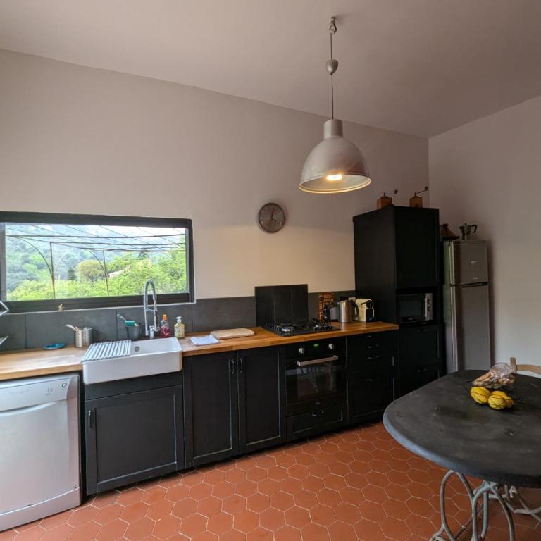 Maison de famille entre mer & collines - Charme, citronniers et tranquillité - accès marche et sentier 3 min - Maison 4 Chambres - 12