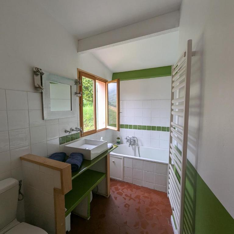 Maison de famille entre mer & collines - Charme, citronniers et tranquillité - accès marche et sentier 3 min - Maison 4 Chambres - 20
