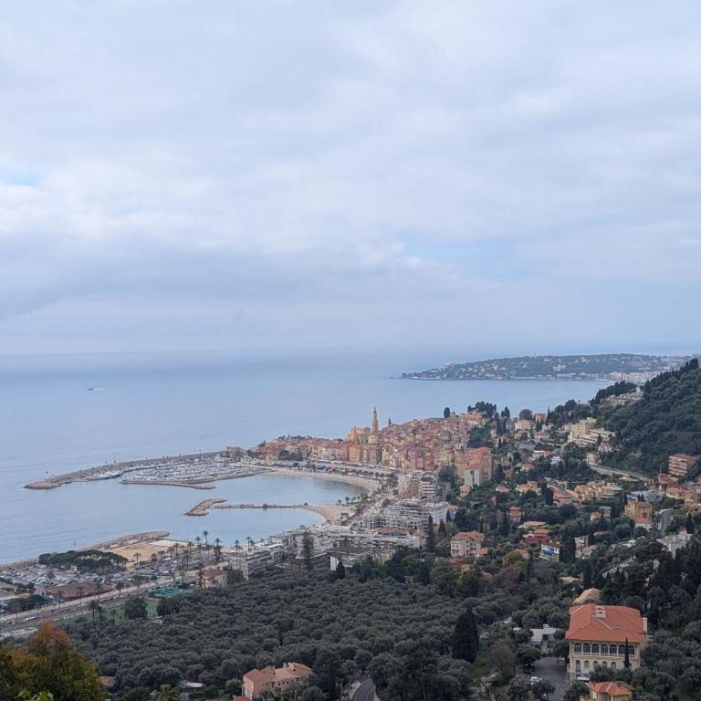 Maison de famille entre mer & collines - Charme, citronniers et tranquillité - accès marche et sentier 3 min - Maison 4 Chambres - 37