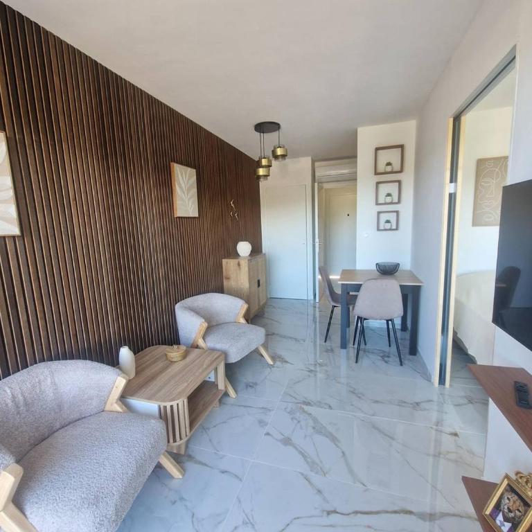 Charmant appartement à Cavalaire-sur-Mer avec terrasse - FR-1-100-354 - Appartement - 3