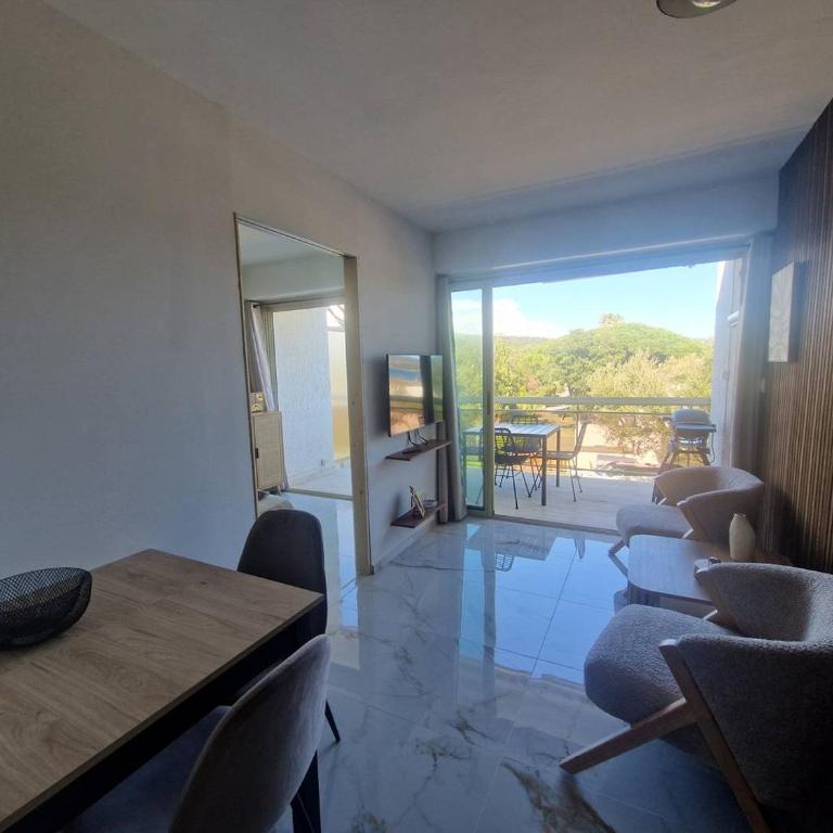 Charmant appartement à Cavalaire-sur-Mer avec terrasse - FR-1-100-354 - Appartement - 7
