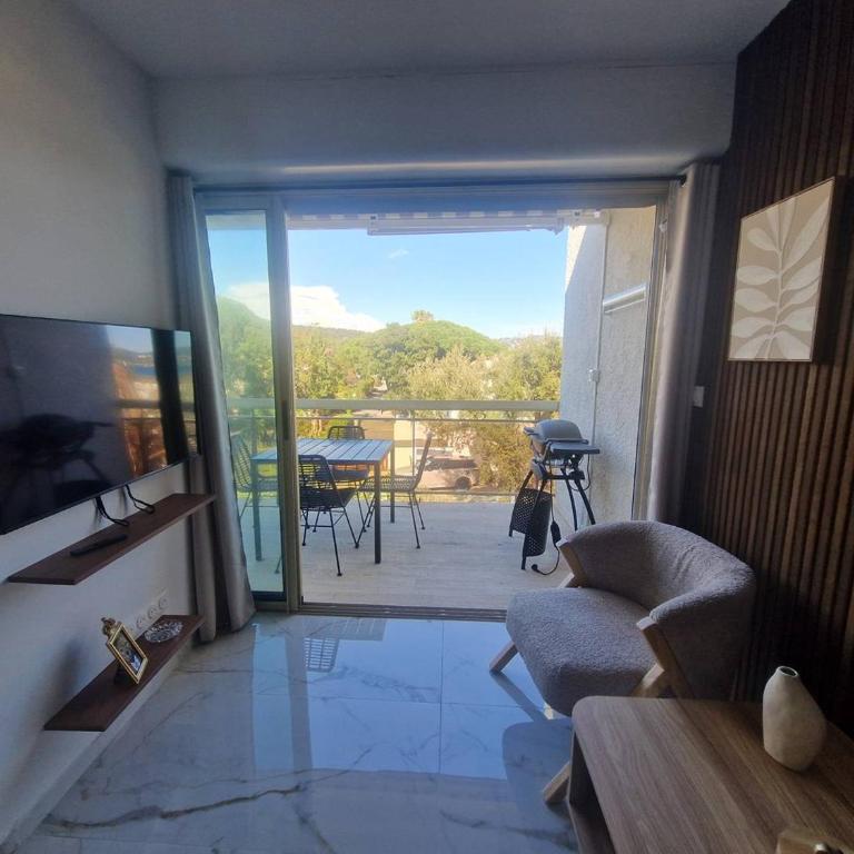 Charmant appartement à Cavalaire-sur-Mer avec terrasse - FR-1-100-354 - Appartement - 8