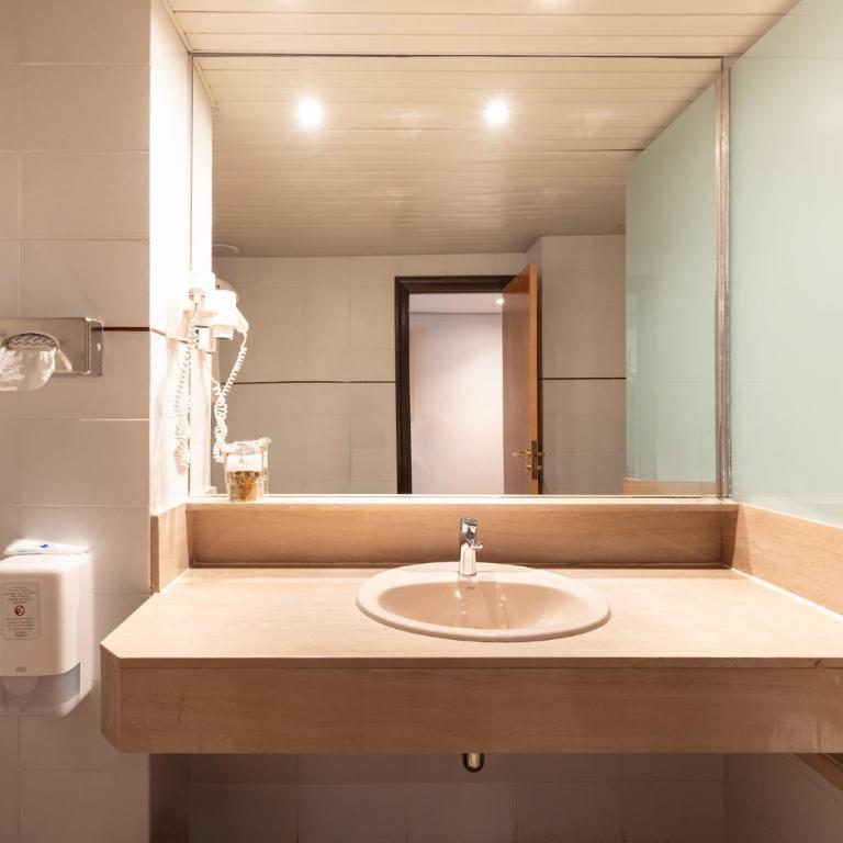 Estela Barcelona - Habitación Doble Deluxe con balcón y vistas al mar - 1 o 2 camas - 5