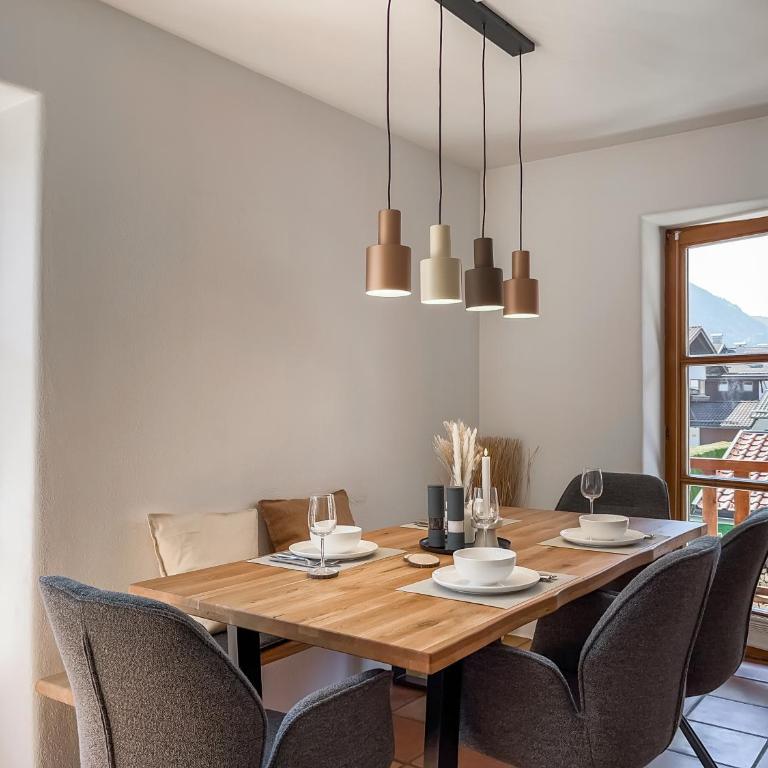 ALPINESTAY #1 - Apartment für 6 - Bergblick, Balkon, Kamin, Kino, Yoga, Parkplatz - Apartment mit 2 Schlafzimmern - 5