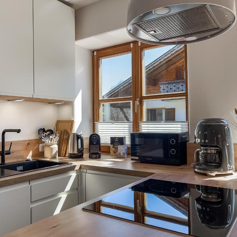 ALPINESTAY #1 - Apartment für 6 - Bergblick, Balkon, Kamin, Kino, Yoga, Parkplatz - Apartment mit 2 Schlafzimmern - 6