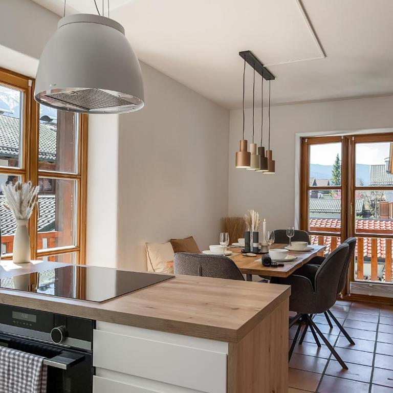 ALPINESTAY #1 - Apartment für 6 - Bergblick, Balkon, Kamin, Kino, Yoga, Parkplatz - Apartment mit 2 Schlafzimmern - 16