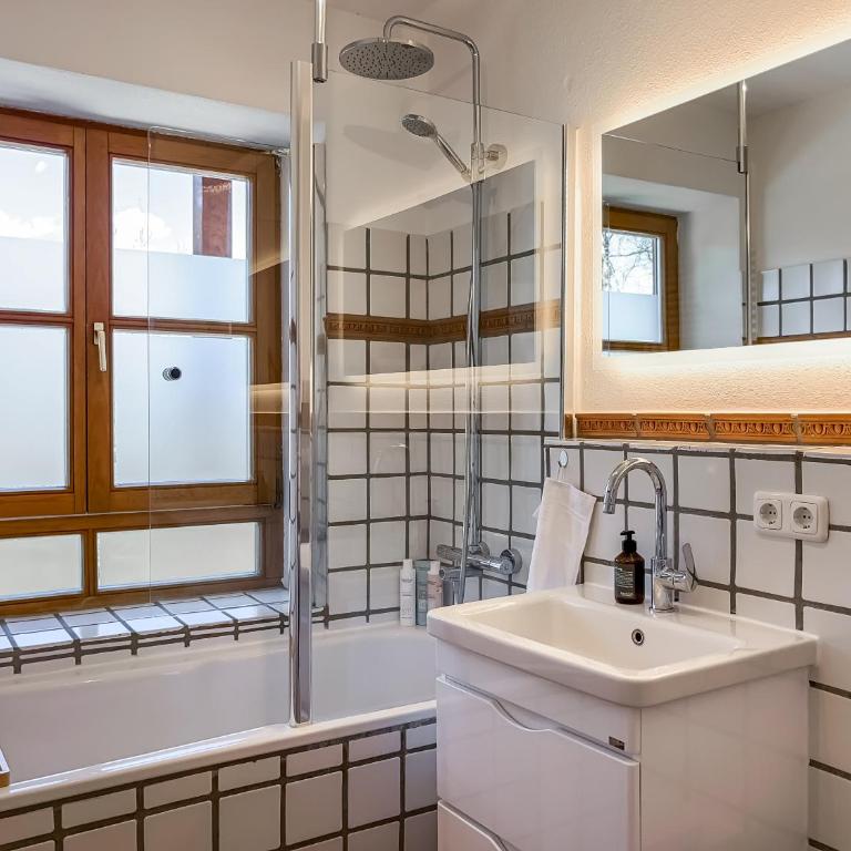 ALPINESTAY #1 - Apartment für 6 - Bergblick, Balkon, Kamin, Kino, Yoga, Parkplatz - Apartment mit 2 Schlafzimmern - 21
