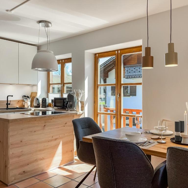 ALPINESTAY #1 - Apartment für 6 - Bergblick, Balkon, Kamin, Kino, Yoga, Parkplatz - Apartment mit 2 Schlafzimmern - 23