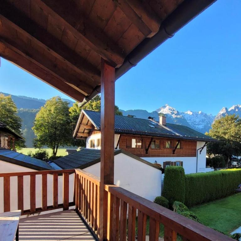 ALPINESTAY #1 - Apartment für 6 - Bergblick, Balkon, Kamin, Kino, Yoga, Parkplatz - Apartment mit 2 Schlafzimmern - 24