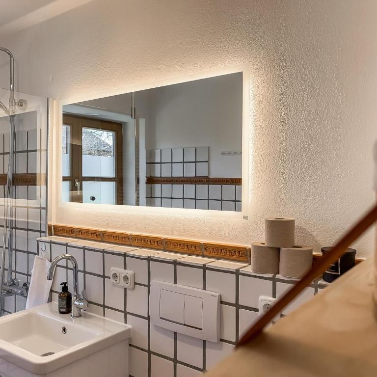 ALPINESTAY #1 - Apartment für 6 - Bergblick, Balkon, Kamin, Kino, Yoga, Parkplatz - Apartment mit 2 Schlafzimmern - 25