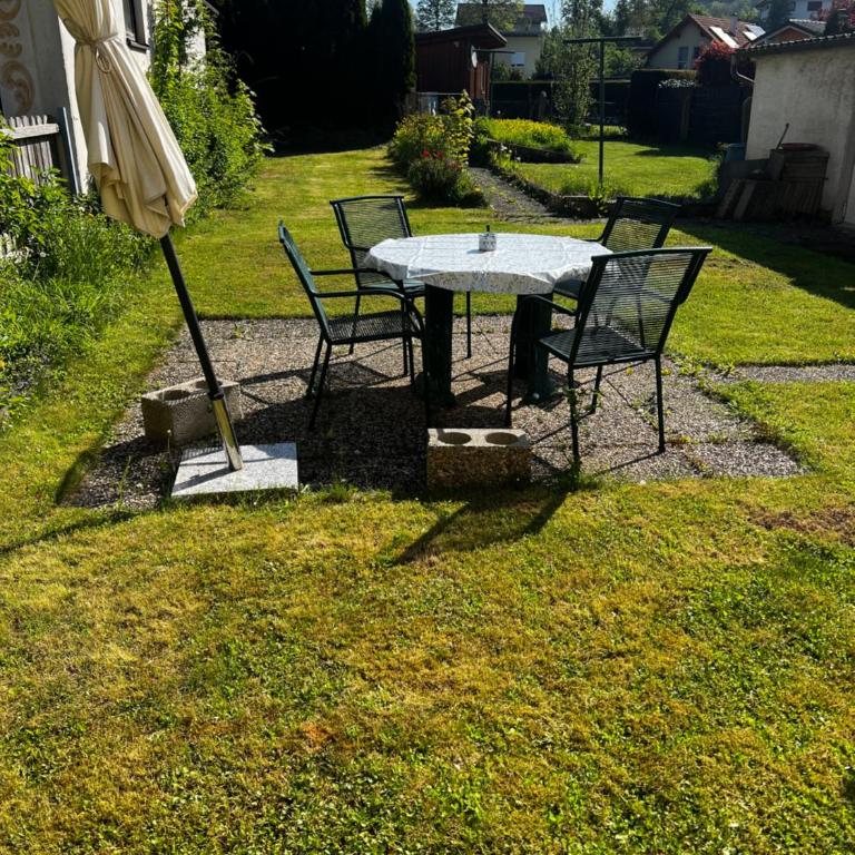 LA Haus für Monteure, Arbeiter, Pendler, ganzes Haus mit Garten, 5 Zimmer - Apartment - 3
