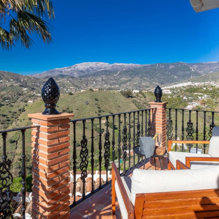 Malaga Hills Boutique Wellness and Hikers Eco-Hotel Adults Only - Habitación con cama extragrande y balcón - 1