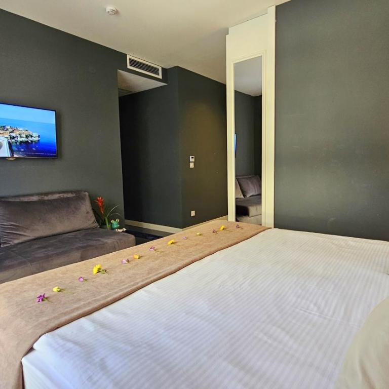Royalis Suites Rafailovici - Beachfront Sea View Apartments - Two-Bedroom Apartment with Balcony and Sea View - 10