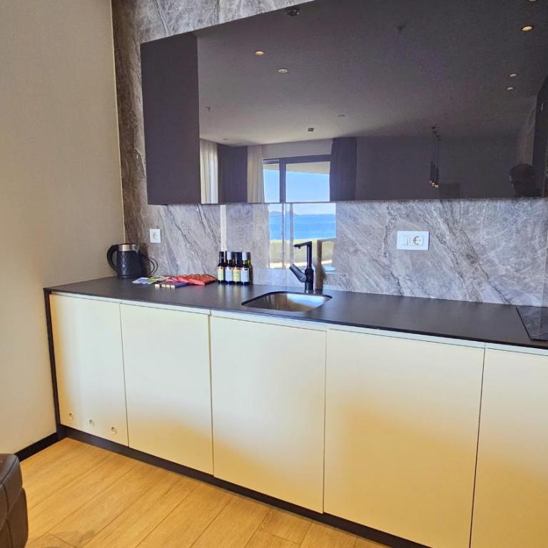 Royalis Suites Rafailovici - Beachfront Sea View Apartments - King Two-Bedroom Suite with Sea View - 11