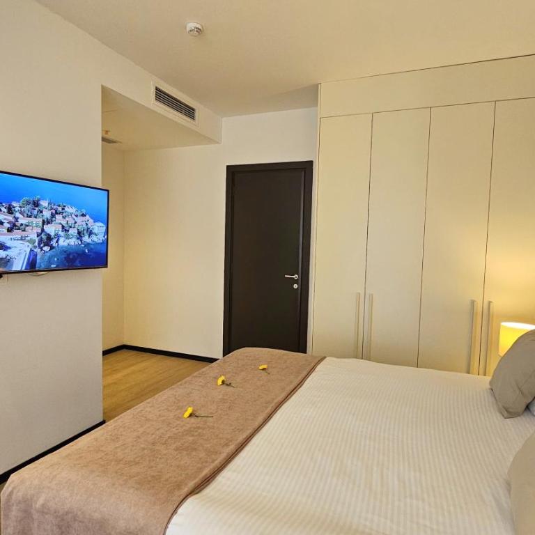 Royalis Suites Rafailovici - Beachfront Sea View Apartments - King Two-Bedroom Suite with Sea View - 7