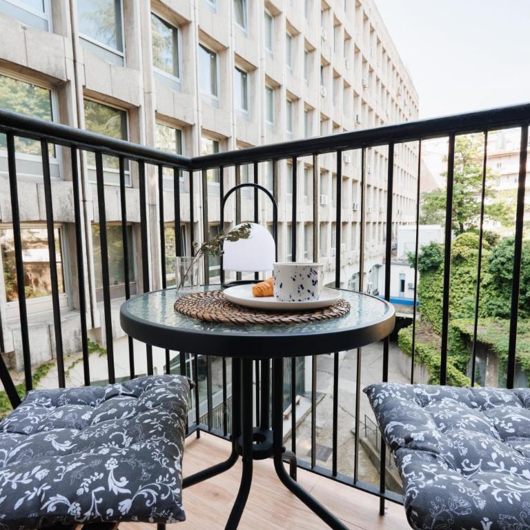 Bright Harmony with Balcony Old Town Renovated - Three-Bedroom Apartment with Balcony - 27