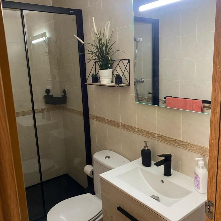 ENCANTADORA CASA CON PISCINA A 5 MIN PLAYA WIFI - Casa de 2 dormitorios - 11