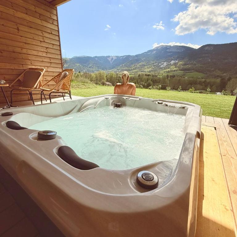 Charda Spa - Habitación con cama grande y bañera de hidromasaje - 1