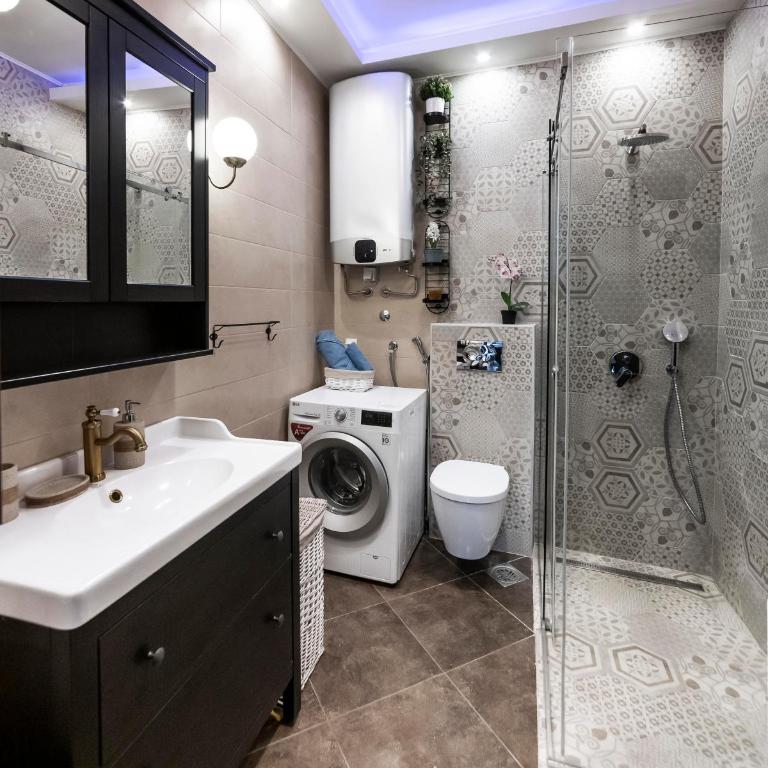 The Belfort Townhomes - Lux Salon - Two-Bedroom Apartment - 10