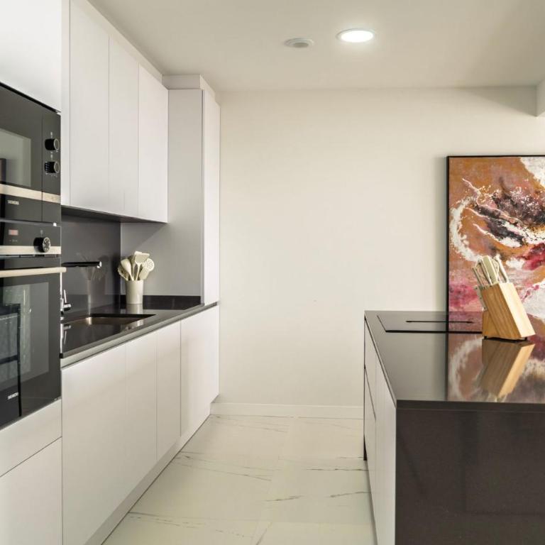 Modern Two-Bedroom Coastal Retreat with Panoramic Sea Views to Africa - Apartment - 7