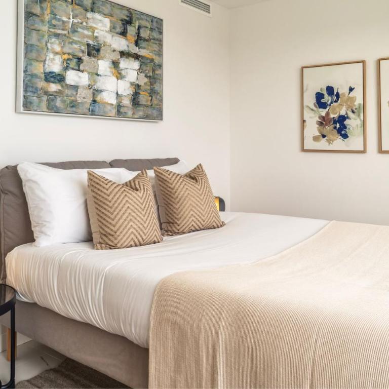Modern Two-Bedroom Coastal Retreat with Panoramic Sea Views to Africa - Apartment - 10
