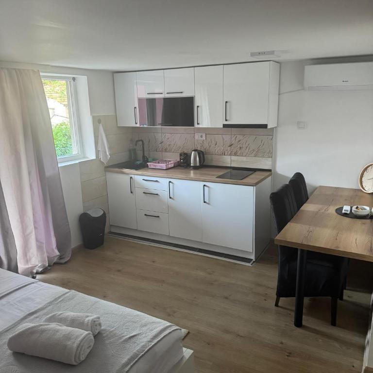 Viktor Lux Apartmani - Deluks Dvokrevetna Soba sa Bračnim Krevetom - 5