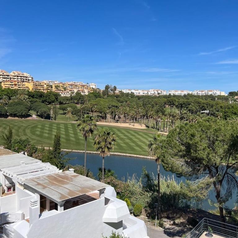 Relaxing Family Retreat with Stunning Golf Views - Villa - 4