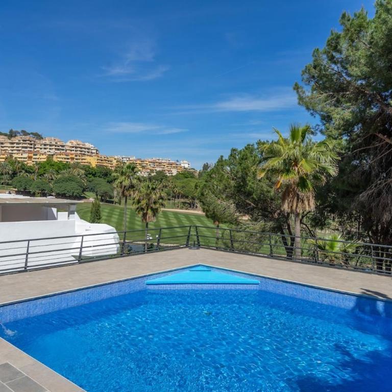 Relaxing Family Retreat with Stunning Golf Views - Villa - 32