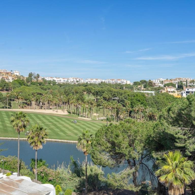 Relaxing Family Retreat with Stunning Golf Views - Villa - 33