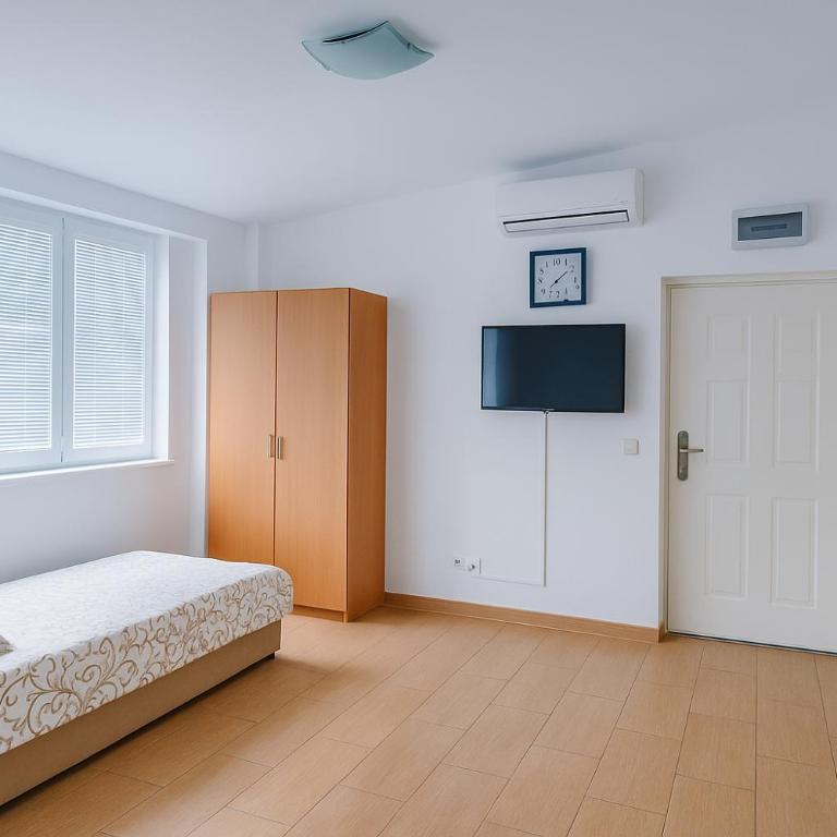 Apartments Lejla - Standard Triple Room with Sea View - 1