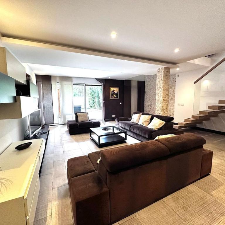 Triplex with garden and parking - Two-Bedroom Apartment - 2