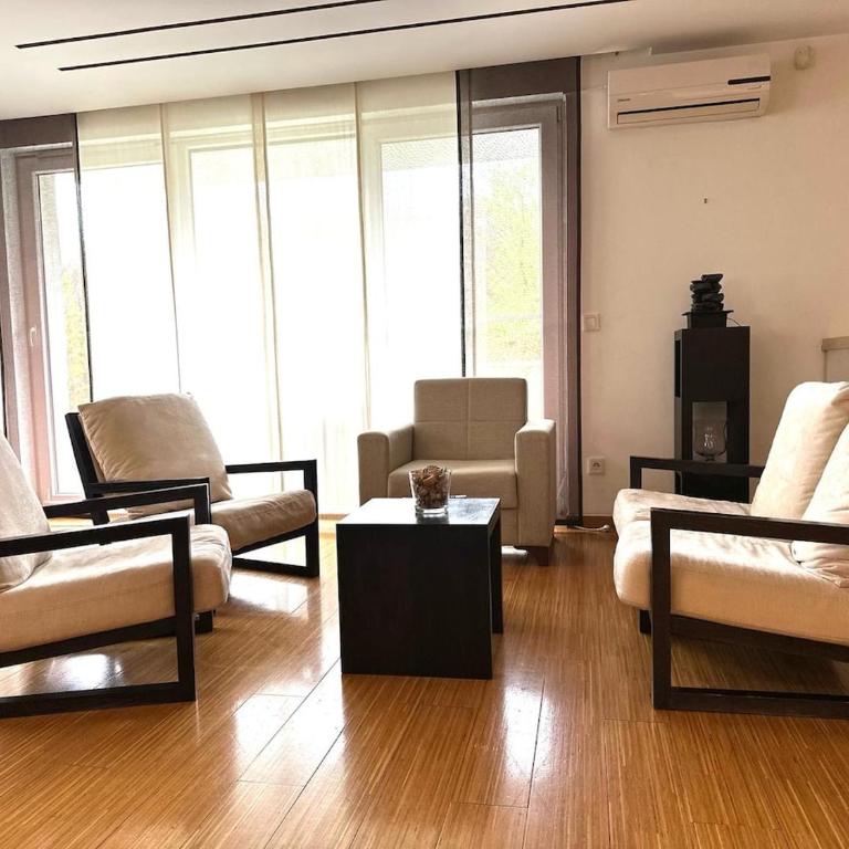 Triplex with garden and parking - Two-Bedroom Apartment - 15