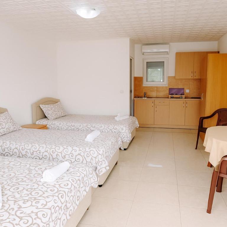 Apartments Lejla - Standard Quadruple Room - 4