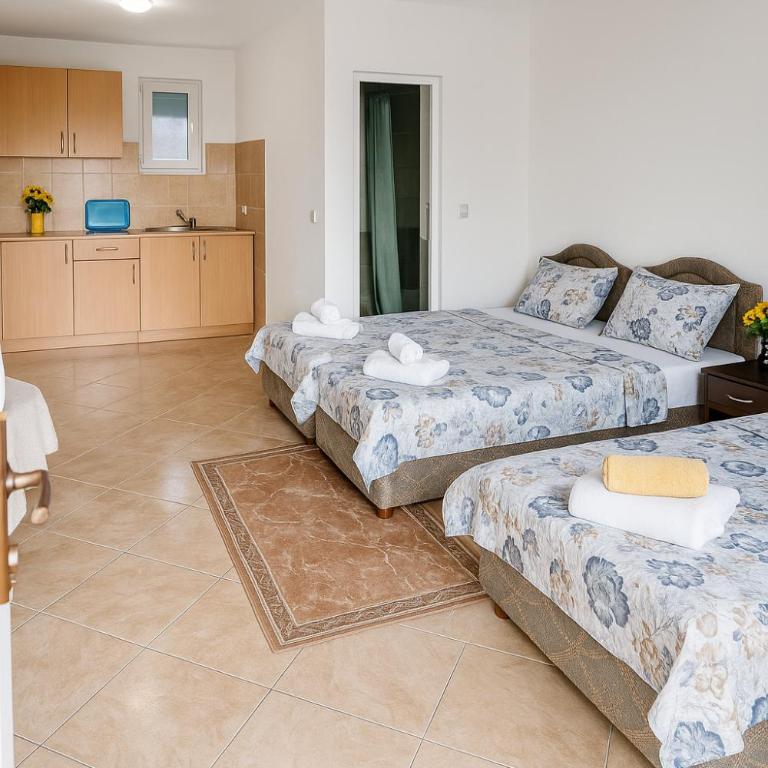 Apartments Lejla - Quadruple Room with Balcony - 1