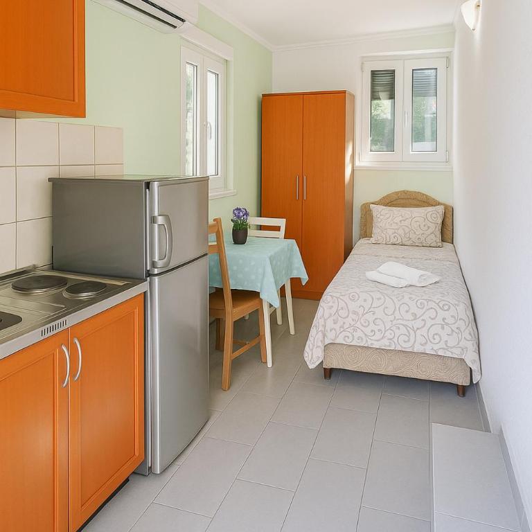 Apartments Lejla - Quadruple Room with Bathroom - 4