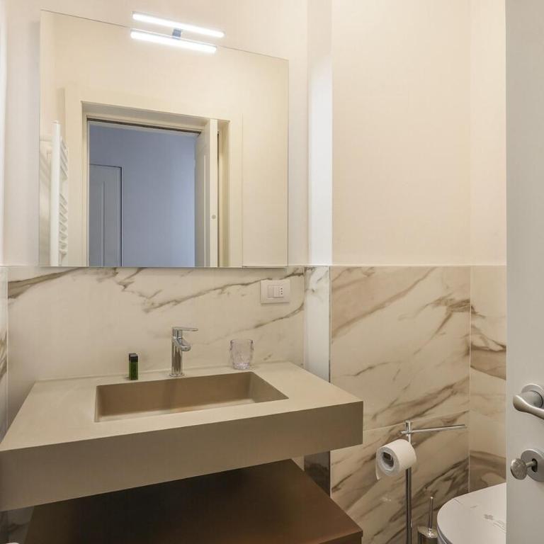 Modern Comfort in Florence - Appartamento con 2 Camere da Letto e Balcone - 6