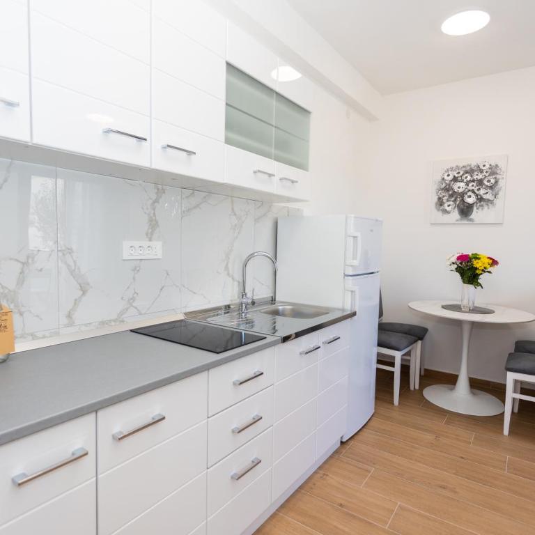 Apartments Ivo Herceg Novi - Two-Bedroom Apartment with Balcony and Sea View - 19