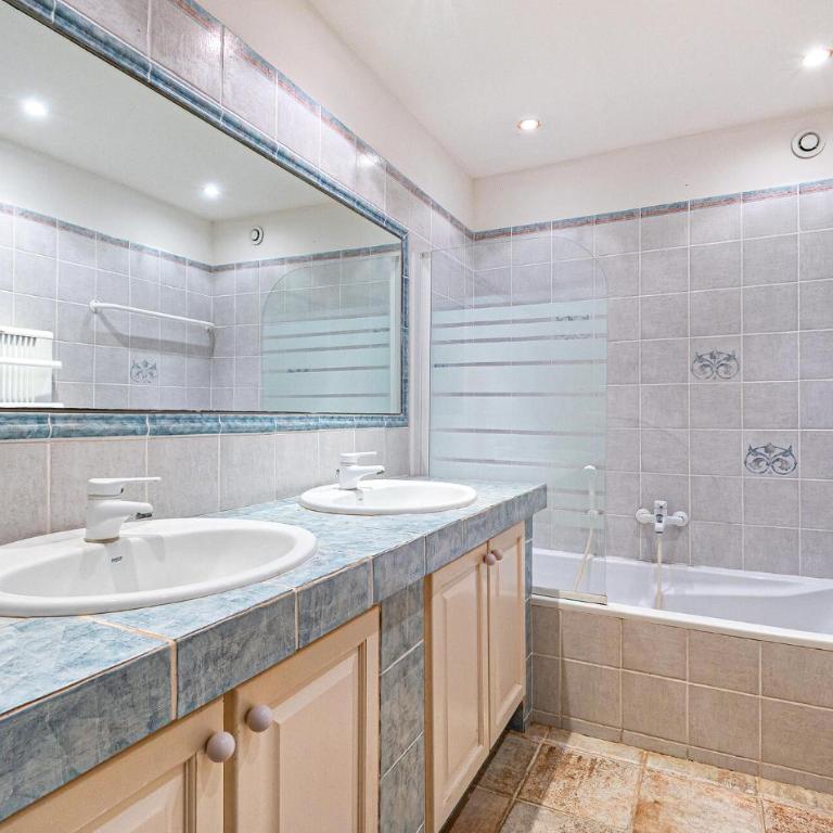 Gorgeous Home In Saint Aygulf - Maison de Vacances 4 Chambres - 13