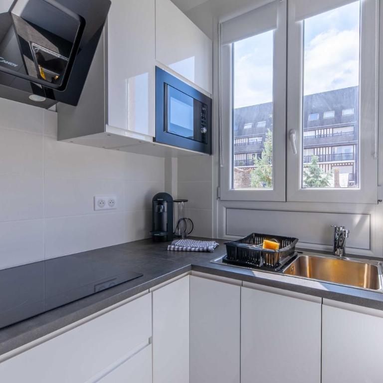 Studio sleeps 4 with terrace, 500m Place Morny - Appartement - 7