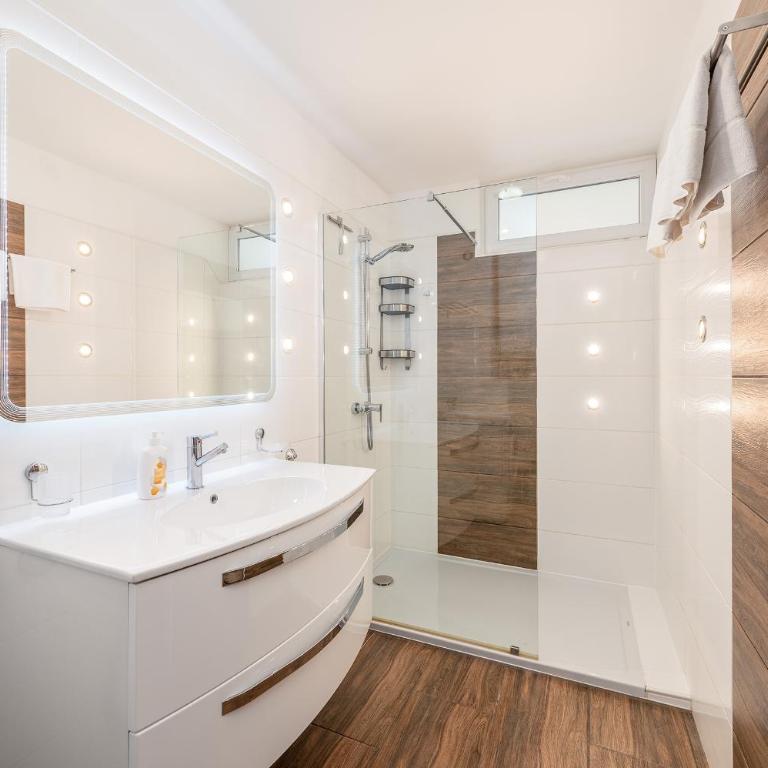 StoderGarden Apartment - by myNests - Two-Bedroom House - 14