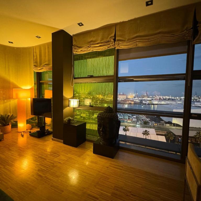 Luxury Family Beachfront Apartment - Three-Bedroom Apartment - 30
