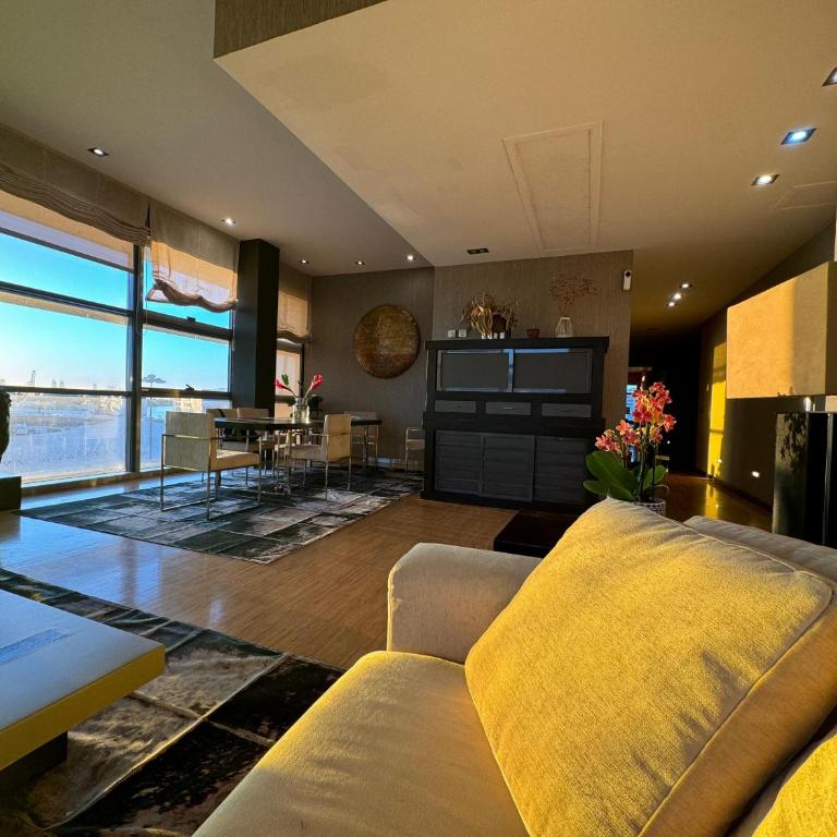Luxury Family Beachfront Apartment - Three-Bedroom Apartment - 22