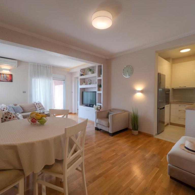 Tucked in 2br apt with terrace in Budva - Apartman sa 2 Spavaće Sobe - 15