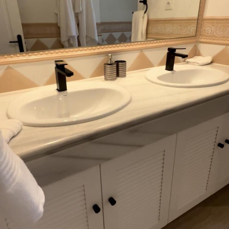 Fantástico Ático Dúplex en Marbella, con vistas al mar y a 300 metros de la playa - Apartamento de 3 dormitorios - 13