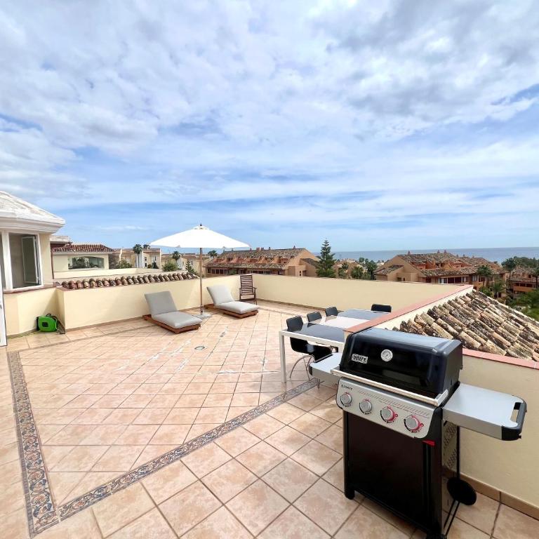 Fantástico Ático Dúplex en Marbella, con vistas al mar y a 300 metros de la playa - Apartamento de 3 dormitorios - 4