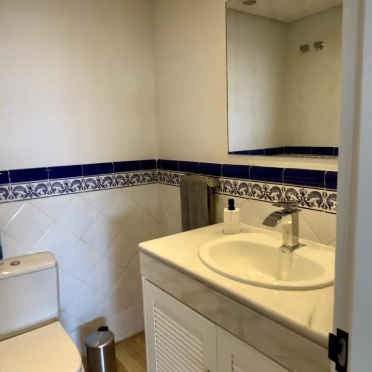 Fantástico Ático Dúplex en Marbella, con vistas al mar y a 300 metros de la playa - Apartamento de 3 dormitorios - 34
