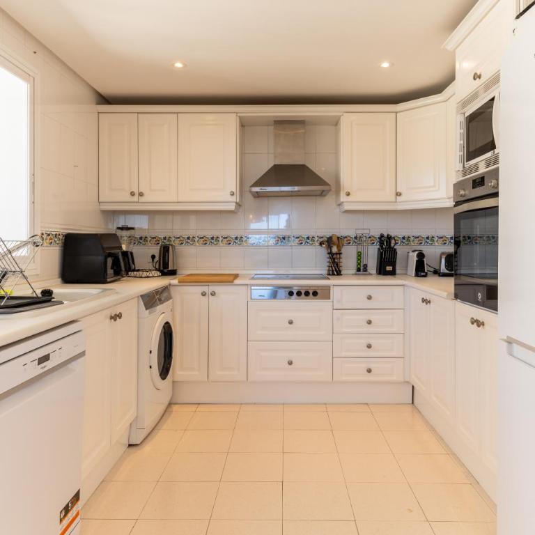 Fantástico Ático Dúplex en Marbella, con vistas al mar y a 300 metros de la playa - Apartamento de 3 dormitorios - 27
