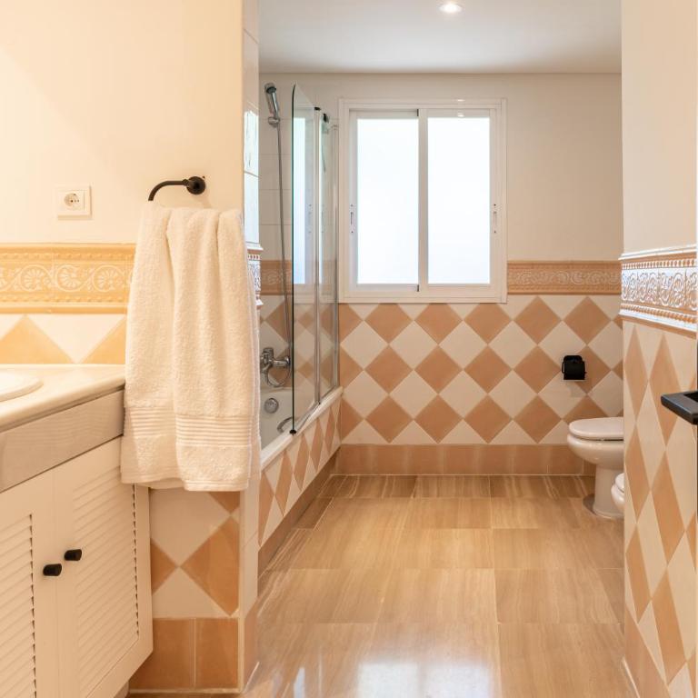 Fantástico Ático Dúplex en Marbella, con vistas al mar y a 300 metros de la playa - Apartamento de 3 dormitorios - 18